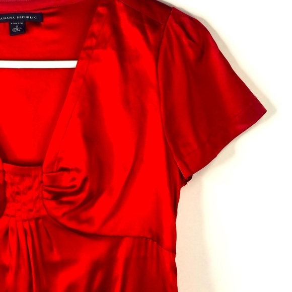 Banana Republic red satin silk short sleeve v neck top sz 0 - Picture 3 of 10